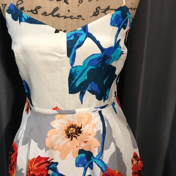 White Floral dress to impress - Picture 2 of 4